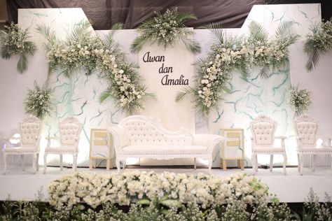 Dekor Pelaminan Simple, Dekor Pernikahan Simple, Dekorasi Wedding Indoor, Dekorasi Wedding Simple, Rustic Wedding Decor Indoor, Pelamin Nikah, Dekorasi Wedding, Church Wedding Flowers, Wedding Hall Decorations