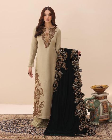 Pakistani Designer Clothes, Pakistani Formal Dresses, Chiffon Pants, Pakistani Style, Pakistani Salwar, Velvet Shawl, Raw Silk Fabric, Pakistani Salwar Kameez, Pakistani Designers