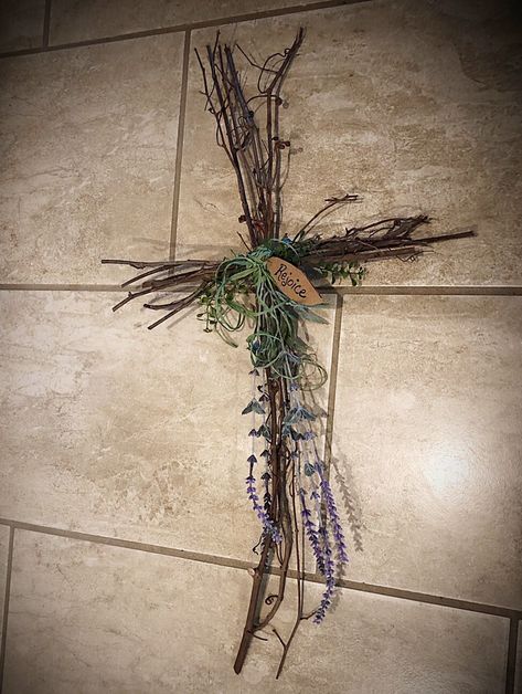 Wooden Cross Crafts, Cross Favors, Fairy Bedroom, Cross Decor, Barb Wire, Easter Decorations Ideas, Flower Wreaths, Easy Easter Decorations, Cross Crafts