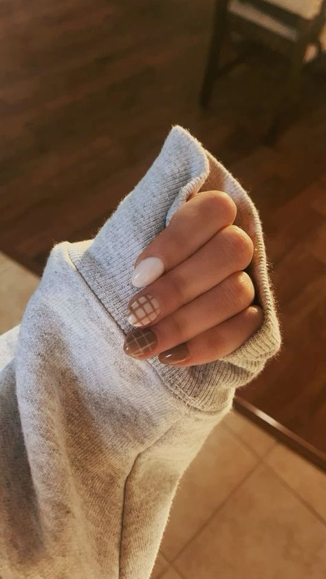 Simple Nails For Thanksgiving, 1 Design Nails, Thanksgiving Nails Design Fall Short, Natural Fall Nails Short, Cute Fall Themed Nails, Nail Organizer Ideas, Easy Nail Designs For Fall, Simple Short Gel Nails Fall, Easy Nail Ideas Christmas