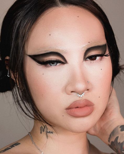 Goth Eye Makeup, X Makeup, Split Dye, High Fashion Makeup, Work Makeup, Swag Makeup, Eye Makeup Pictures, Eye Makeup Designs, Gothic Makeup