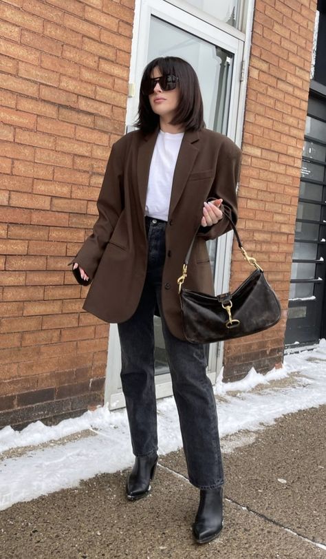 Black Blazer And Blue Jeans Outfit, Earth Tone Blazer Outfit, Chocolate Blazer Outfit Women, Blazer Marron Outfit, Brown Oversized Blazer Outfit, Blazer Brown Outfit, Gray And Brown Outfit, Brown On Brown Outfit, Brown Blazer Outfits For Women