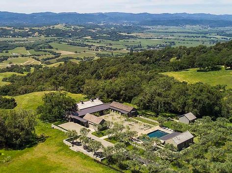 Beautiful ranch house inspired by nature in California wine country Large Yard Landscaping, California Wine Country, California Ranch, Farm Layout, Sonoma California, Sonoma Valley, Ranch Farm, Retail Concepts, Modern Ranch