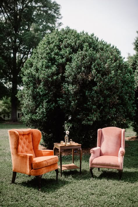 Vintage Seating Area, Vintage Lounge Wedding, Vintage Furniture Wedding Outdoor Lounge, Wedding Sitting Area, New Orleans Birthday, Wedding Couch, Vintage Wedding Decor Ideas, Wedding Lounge Seating, Vintage Furniture Wedding