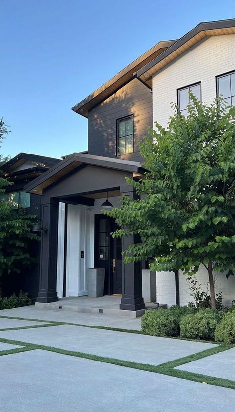 Sleek House Exterior, Posh Astetic, La Houses Aesthetic, Just Kass House, Los Angeles House Exterior, James Charles House, House Astethic, Room Ideas 90s, Outside Of House