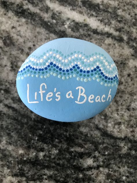 Easy Seashell Painting, Pretty Rock Painting, Rock Painting Ideas Beach Theme, Summer Rock Painting Ideas Aesthetic, Painting Shells Ideas Easy, Beachy Things To Paint, Preppy Rock Painting Ideas, Beach Rock Painting Ideas, Preppy Rock Painting