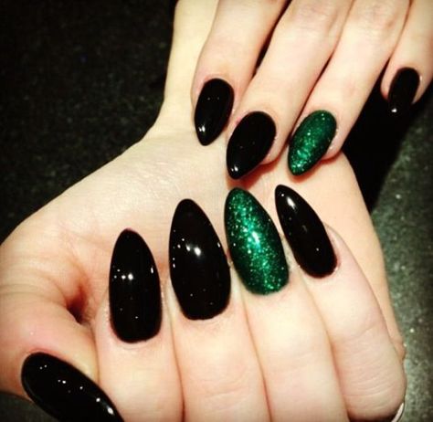 Black and green nails.   Other than the revolting, horrible, ugly shape, I love the actual colour mix. Black And Green Nails Coffin, Black Nails With Green Glitter, Sharp Claws, Black Coffin Nails, Anime Nails, Claw Nails, Christmas Nails Acrylic, Halloween Nail Designs, Hand Model