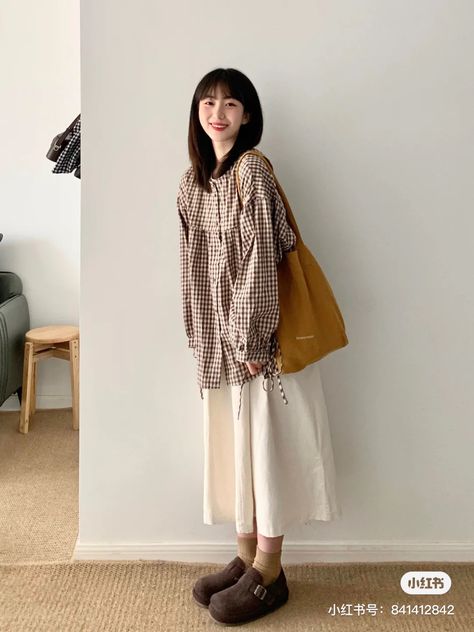 Linen Korean Style, Brown Bag Outfit Aesthetic, Minimalist Outfit Japanese, Outfit Ideas Japanese Style, Japanese Clothing Style Casual, Japanese Modest Fashion, Modest Japanese Fashion, Ghibli Core Outfit, Mori Style Outfits