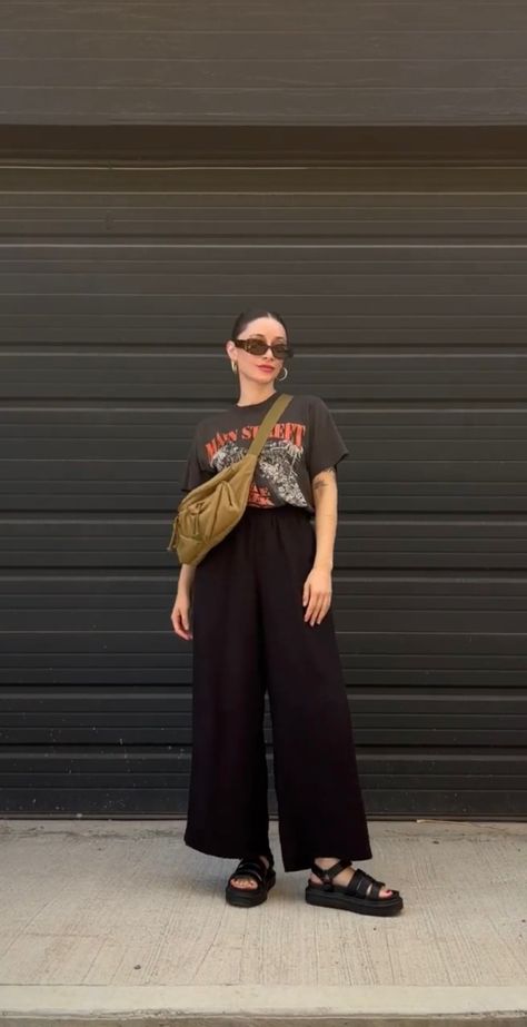 Low Key Party Outfit, Large Bust Style Outfits, Tinder Date Outfit, Summer Retail Outfits, Patterned Button Down Shirt Outfit, Outfits For Shorter Women, Short Tshirt Outfits, Collared T Shirt Outfit, Interior Designer Outfit Style Women