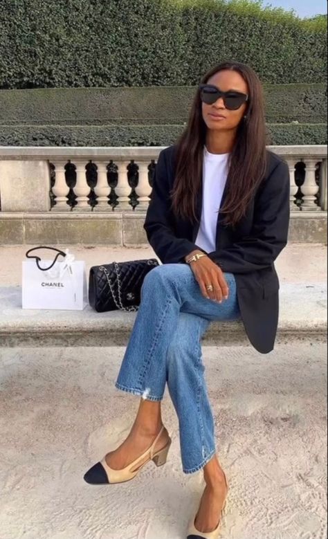 Chanel Two Tone Shoes, Chanel Slingback Outfit, Pumps Outfit, Chanel Pumps, Chanel Slingback, Blazer Jeans, Elegante Casual, Mode Casual, Slingbacks