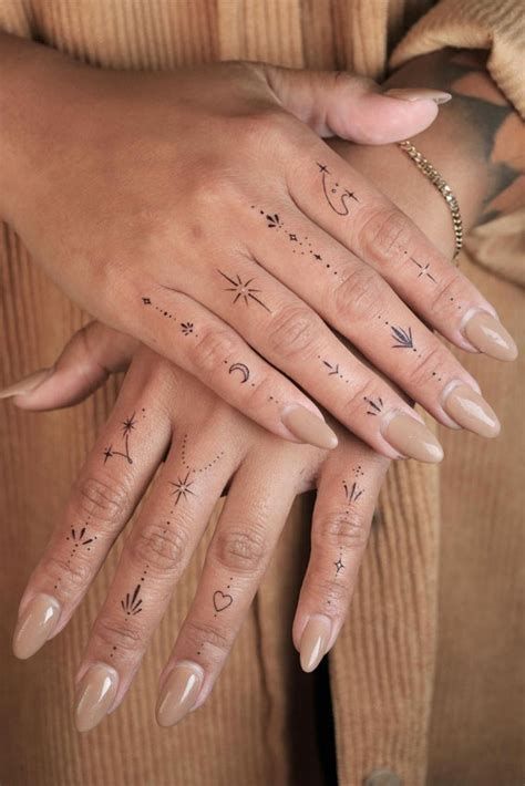 Bold Hand Tattoo, Brown Hand Tattoo, Hand Vine Tattoo, Fine Line Hand Tattoos For Women, Fineline Hand Tattoo, Feminine Hand Tattoos For Women, Women Hand Tattoos, Sleeve Tattoo Inspiration, Female Hand Tattoos