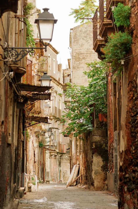 Catane, la Sicile côté volcan Manifesting Life, Life Abroad, Catania, Italian Style, Travel Aesthetic, Travel Experience, Sicily, Places Ive Been, Beautiful Places