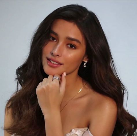 Liza Soberano Aesthetic, Lisa Soberano, Liza Soberano, Baby Poses, Photography Women, Beauty Inspiration, Dark Hair, Woman Face, Makeup Inspiration