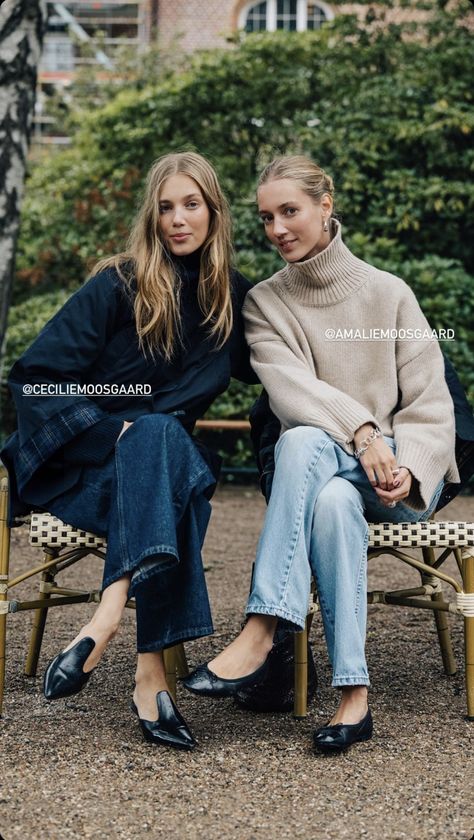 Have A Nice Afternoon, Twins Sisters, Smart Casual Women, Weekend Mood, Scandinavian Fashion, Mode Inspo, Good Afternoon, 가을 패션, Clothing Ideas