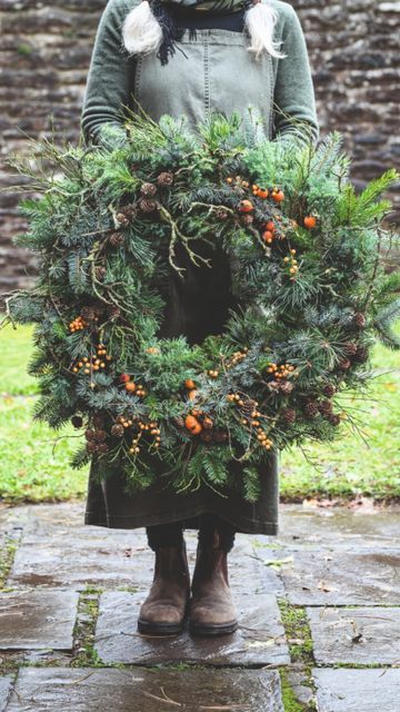 Christmas Garden Decorations, Natural Wreath, Material Wreaths, Advent Candles, Christmas Wreaths To Make, Large Wreath, Wreaths And Garlands, Natural Christmas, Xmas Wreaths