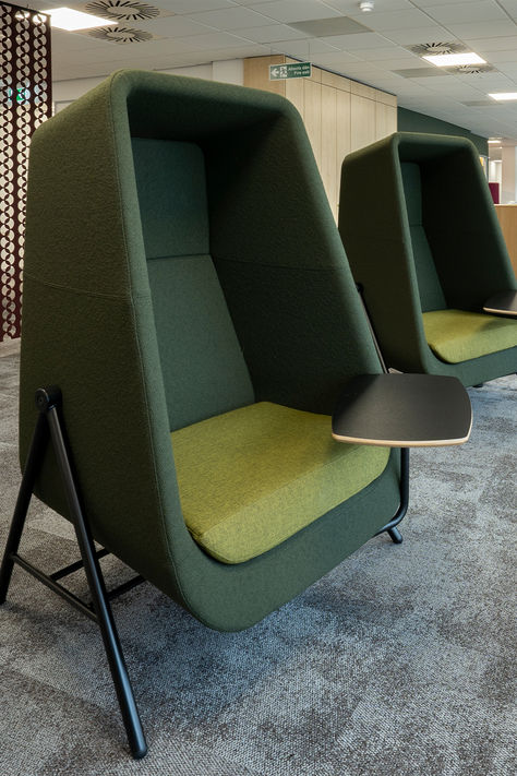 Green Muse booth with black metal frame and desk. Privacy Pods Office, Office Chill Area, Office Rest Area, Airport Furniture, Library Seating Area, Waiting Area Seating, Seating Booth, Library Seating, Office Booth