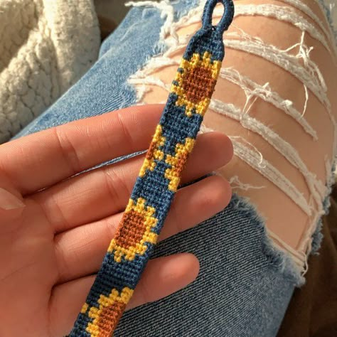 Floss Bracelets, String Bracelet Patterns, Yarn Bracelets, Cute Friendship Bracelets, Friendship Bracelet Patterns Easy, Bracelets Friendship, Handmade Friendship Bracelets, Friendship Bracelets With Beads, Embroidery Bracelets