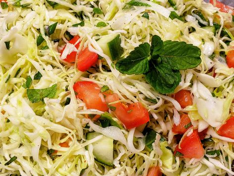 Lebanese cabbage salad Vegetarian Cabbage, Cold Salad, Cabbage Salad, Green Cabbage, How To Make Salad, Vegan Paleo, Coleslaw, Pad Thai, Paleo Gluten Free