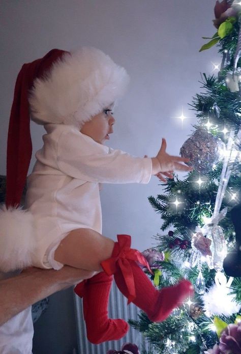 1 Month Old Christmas Outfit, Mom Baby Christmas Pictures, Santa Photo Shoot Ideas, 11 Month Old Christmas Photos, 4 Month Christmas Pictures Baby, 3 Month Old Baby Pictures Christmas, 4 Month Old Christmas Pictures, Christmas Milk Bath Baby, Baby Santa Pictures