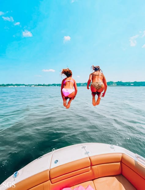 Lake Day Aesthetic Summer, Bestie Lake Pics, Preppy Boat Pics, Preppy Lake Pics, Lake Trip With Friends, Cute Boat Pictures With Friends, Boat Pics With Friends, Lake Pics With Friends, Lake Days Aesthetic