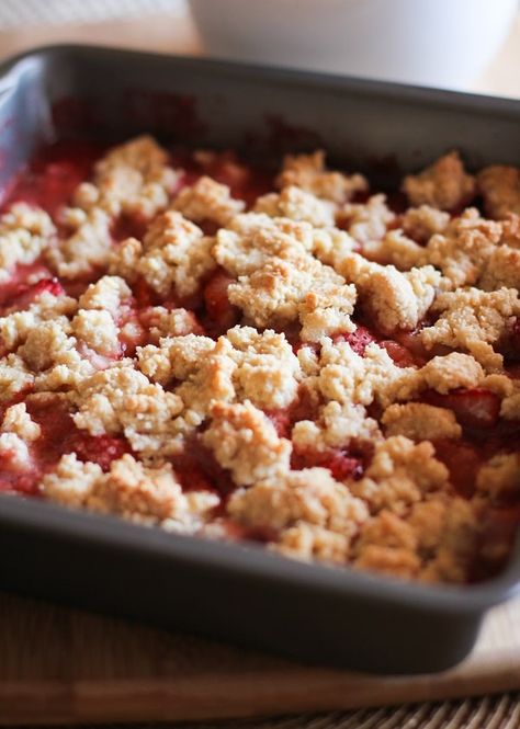 Paleo Strawberry Crumble: Easy Grain-Free Dessert | Stephie Cooks Strawberry Crumble, Grain Free Desserts, Paleo Baking, Paleo Sweets, Paleo Treats, Gf Desserts, Paleo Snacks, Paleo Desserts, Paleo Dessert