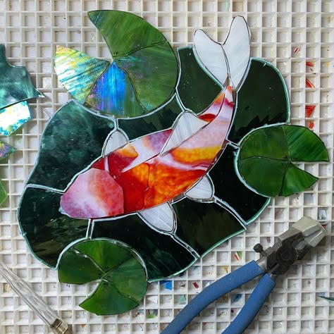 Koi Fish Stained Glass Pattern, Stained Glass Koi Fish, Fish Suncatchers, Fish Stained Glass Pattern, Stained Glass Koi, Lily Pad Drawing, Diy Stained Glass Window, Mosaic Animals, Lotus Pond