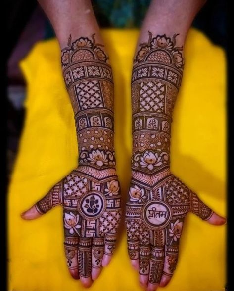 Simple Bride Mehandi Design, Bridal Mehendi Designs Hands Brides Indian Weddings, Karwachoth Mehndi Full Hand, Engement Mehandi Designs, Letest Top Mehndi Design For Bridal, Wedding Mehandi Designs Indian Bridal, Marvadi Mehndi Design, Engagement Mehndi Designs Back Hand, Bell Mehndi Design