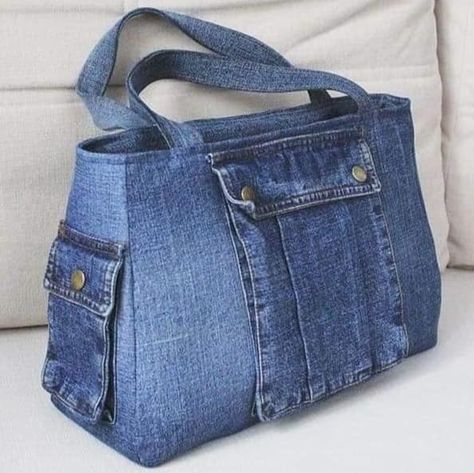 11 ideas geniales para hacer con jeans viejos 1 Denim Bags From Jeans, Återvinna Jeans, Jean Diy, Tas Denim, Mochila Jeans, Recycled Jeans Bag, Denim Bag Patterns, Blue Jeans Crafts, Diy Bag Designs