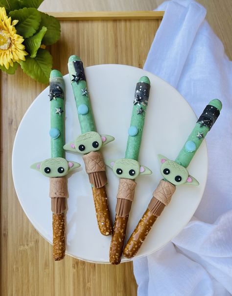 Yoda Party Favors, Grogu Party Ideas, Grogu Cookies, Grogu Baby Shower Theme, Baby Yoda First Birthday, Baby Yoda Baby Shower Theme, Grogu Birthday Party, Baby Yoda Cake Ideas, Baby Yoda Party Ideas