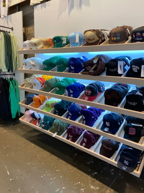 Display Tshirt Ideas, Hat Store Display Retail Design, Hat Retail Display, Cap Display Ideas, Baseball Hat Display, Merch Booth, Wall Hat Racks, Vendor Booth Display, T-shirt Display