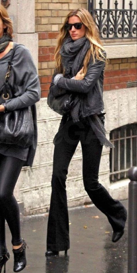 90s Models Off Duty, Model Off Duty Aesthetic, Model Off Duty Outfits, Off Duty Outfits, Models Off Duty Style, Walking Down The Street, 90s Model, Model Outfit, Gisele Bündchen