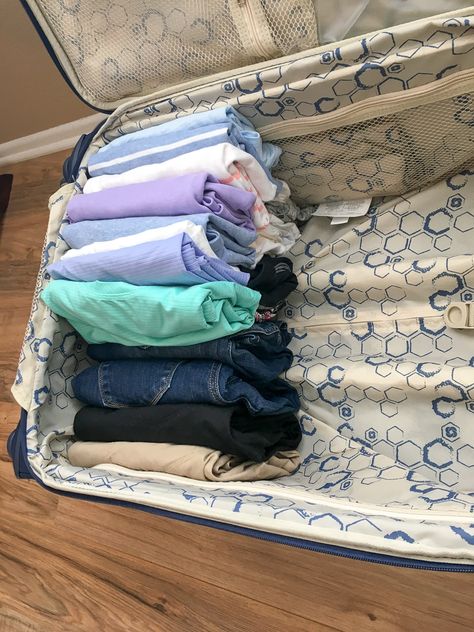 Travel Bag On Bed, Home Packing Hacks, Packing Travel Bag, Traveling Bag Packing, Packing Clothes For A Trip, Packing My Bag, Packed Suitcase, Packing Aesthetic, Traveling Luggage