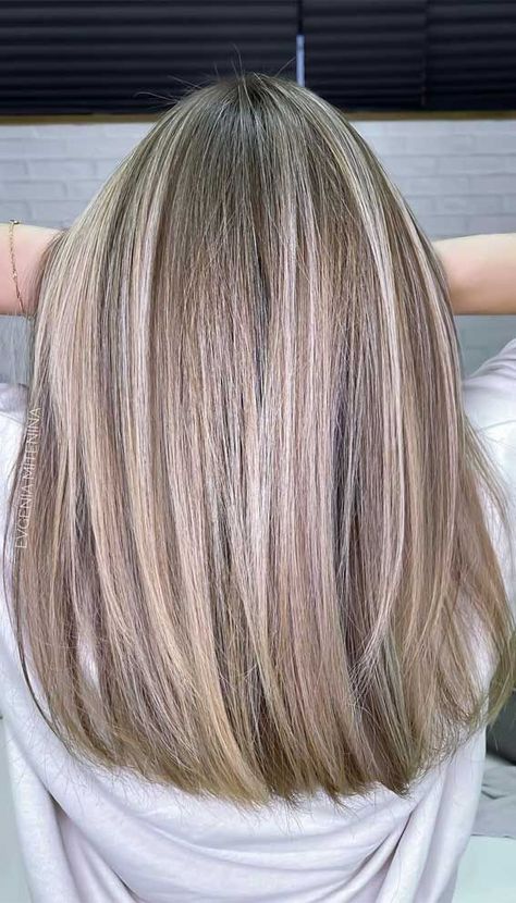 Winter Hair Color With Blonde Highlights, Long Layers Medium Hair Shoulder Length, Hair Color Beige Blonde, Blonde And Beige Highlights, Highlights On Blonde Hair Platinum, Medium Length Haircolor 2022, Medium Blonde Hairstyles Mid Length, Medium To Dark Blonde Hair, Blonde Highlights On Ash Blonde Hair