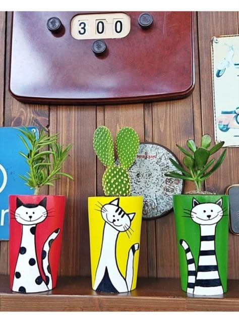 100% Handmade cute cat friend planters. #plant #flowerpot #animalsaksı #handmadeflowerpot #giftideas Cat Painting Ideas, Air Dry Clay Diy, Hand Painted Pots, Unique Flower Pots, Handmade Flower Pots, Cat Planter, Cat Friends, Flower Pot Design, House Plant Pots