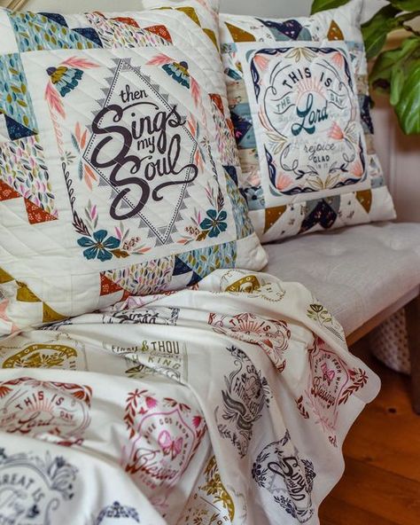 Songbook Quilt, Quilted Crafts, Quilted Items, Quilted Pillow Covers, Kings Day, Sewing Pillows, Fabric Inspiration, Quilting Patterns, Free Quilting