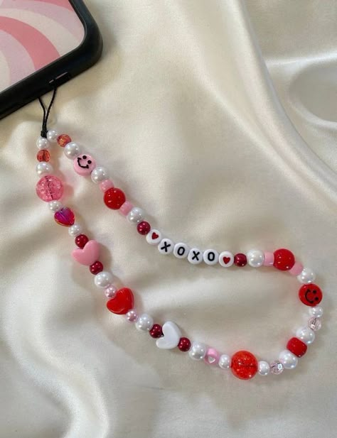 Crea Fimo, Preppy Jewelry, Red Valentine, Phone Straps, Bracelet Craft Diy, Strap Phone, Beaded Necklace Diy, Bead Charms Diy, Easy Diy Jewelry