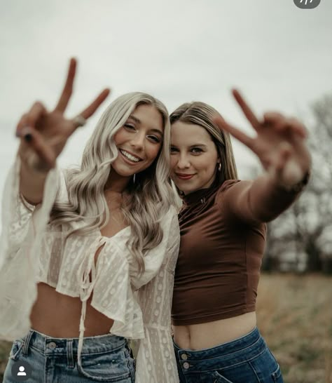 Photoshoot For Best Friends, 2 Sisters Poses, Best Friend Summer Photoshoot, Sister Posing Ideas, 5 People Photo Poses, Senior Picture Ideas For Best Friends, Bff Senior Pictures Photo Shoots, Two Person Friend Poses, Teenage Sisters Photoshoot