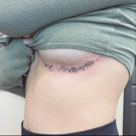 Tattoo Ideas Waist, Low Belly Tattoo, Abdominal Tattoos Women, Side Breast Tattoo, Tattoo For Scars, Under Breast Tattoos, Girly Henna, Ojo Tattoo, Horrible Tattoos