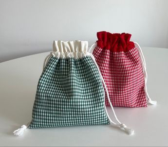 Sew Drawstring Bag, Christmas Gift Bags To Sew, Drawstring Bag Diy, Drawstring Bag Tutorials, Drawstring Bag Pattern, Small Drawstring Bag, Drawstring Gift Bag, Gift Bags Diy, Pouch Sewing