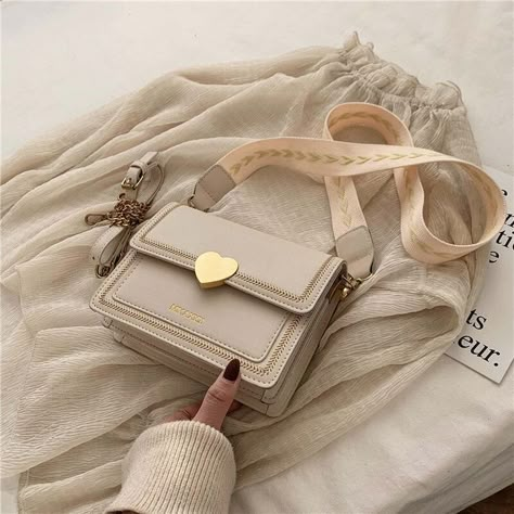 Classy Purses, Spring Purses, Hand Bags For Women, My Style Bags, Trendy Purses, Girly Bags, Cute Handbags, Fancy Bags, Bag Chain