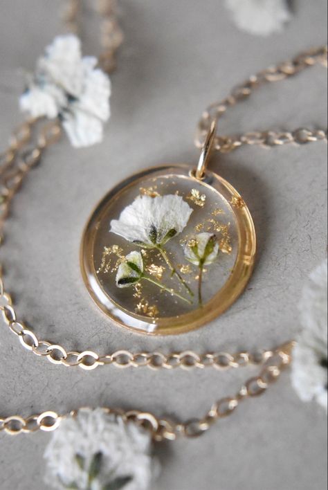 Resin Necklace Aesthetic, Cottagecore Jewelry Aesthetic, Cottage Core Necklace, Resina Epoxi Ideas, Cottage Core Jewelry, Cottagecore Earrings, Pressed Flower Resin, Locket Jewelry, Cottagecore Jewelry