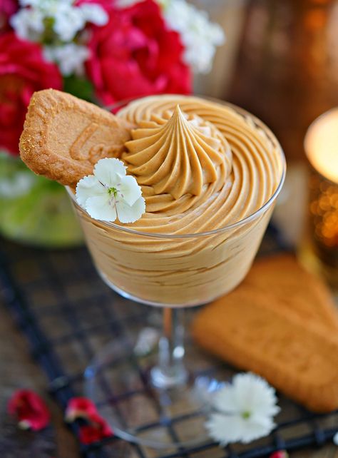 Two Ingredient Lotus Biscoff Mousse Biscoff Mousse, Trader Joes Cookie Butter, Biscoff Recipes, Tiramisu Dessert, Eggless Desserts, Two Ingredient, Coconut Pudding, Mousse Dessert, Lotus Biscoff