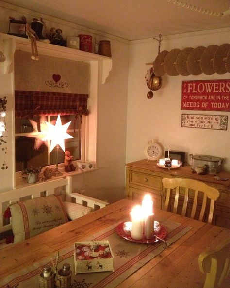 My friends cosy kitchen at christmas time Cottage House Interior, Kitchen Refurbishment, Winter Kitchen, Kitchen Pans, Cosy Kitchen, Cosy Spaces, Cottage Living Rooms, Pretty Kitchen, Christmas Interiors