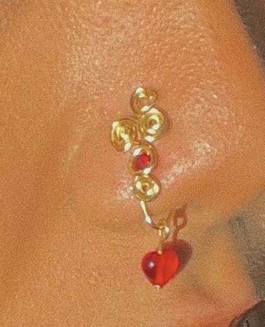 Nose Piercing Cuffs, Nose Piercing Aesthetic Grunge, Gold Nose Jewelry Aesthetic, Dangly Nose Pericing, Chunky Nose Ring, Different Types Of Belly Button Piercing, Nose Piercing Dangling, Easy To Hide Piercings, Nose Peicerings Aesthetic