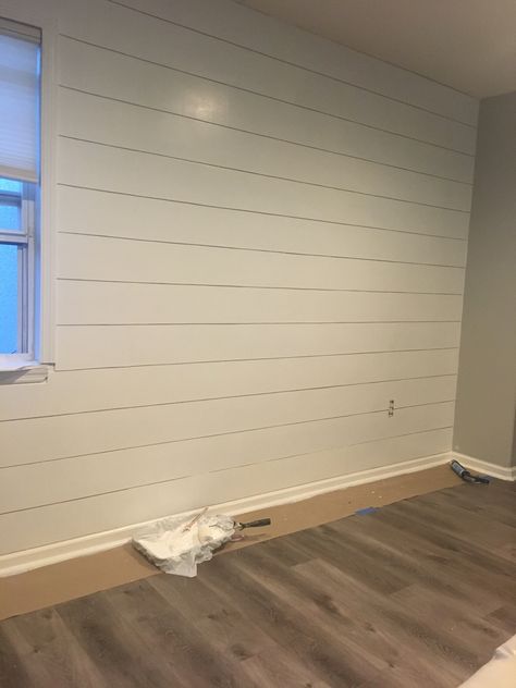 White Horizontal Shiplap Wall, Shiplap Wall White, White Shiplap Walls Bedroom, Shiplap Horizontal, Ship Lapped Walls, Wooden Wall Bedroom, White Shiplap Walls, Shiplap Living Room, Wood Walls Bedroom