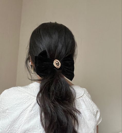 Black hair tied in a low ponytail with a black velvet vintage bow Black Hair Low Ponytail, Low Ponytail Aesthetic, Low Ponytail With Bow, Bow Hairstyle Aesthetic, Ponytail Asian, Ribbon Bow Hairstyle, Ponytail With Bow, Hairstyle Aesthetic, Vintage Hairstyle