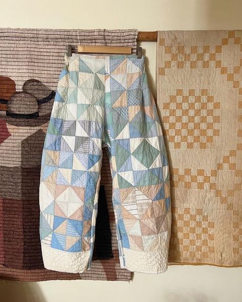 Quilted Pants Pattern, Quilted Trousers, Marceline Fashion, Quilt Pants, Homemade Wardrobe, Quilted Shorts, Quilt Clothes, Redo Clothes, Quilted Pants