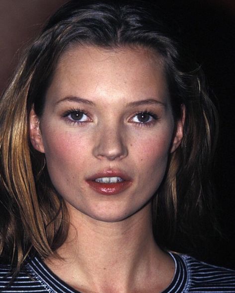 1990’s Makeup, 90s Models Makeup, Naomi Campbell Runway, 90s Eyebrows, Love Will Tear Us Apart, Supermodel Body, Kate Moss 90s, Moss Fashion, 90s Makeup