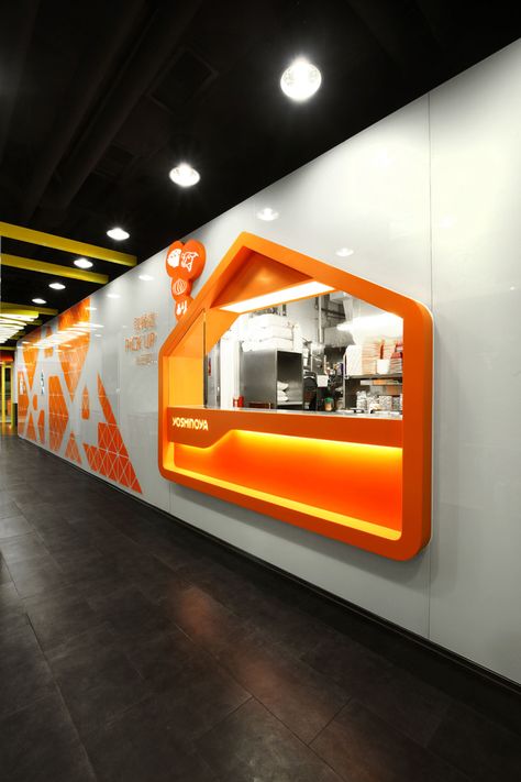 yoshinoya japanese fast food restaurant tuen mun branch | designboom.com Interior Design Orange, Hk Restaurant, Modern Chinese Restaurant, White Wood Furniture, Interior Restaurant, Chinese Restaurants, Fast Foods, Kiosk Design, Stall Designs