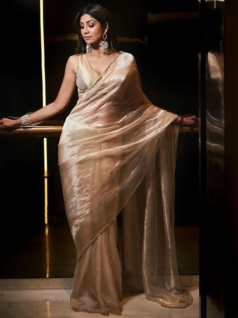 Shilpa Shetty's beige tissue sari is a handmade classic by Ekaya Banaras | Vogue India Farewell Outfit Ideas, Ekaya Banaras, Metallic Saree, Saree Drapes, Girly Style Outfits, Banaras Sarees, Golden Saree, Shilpa Shetty, Tissue Saree